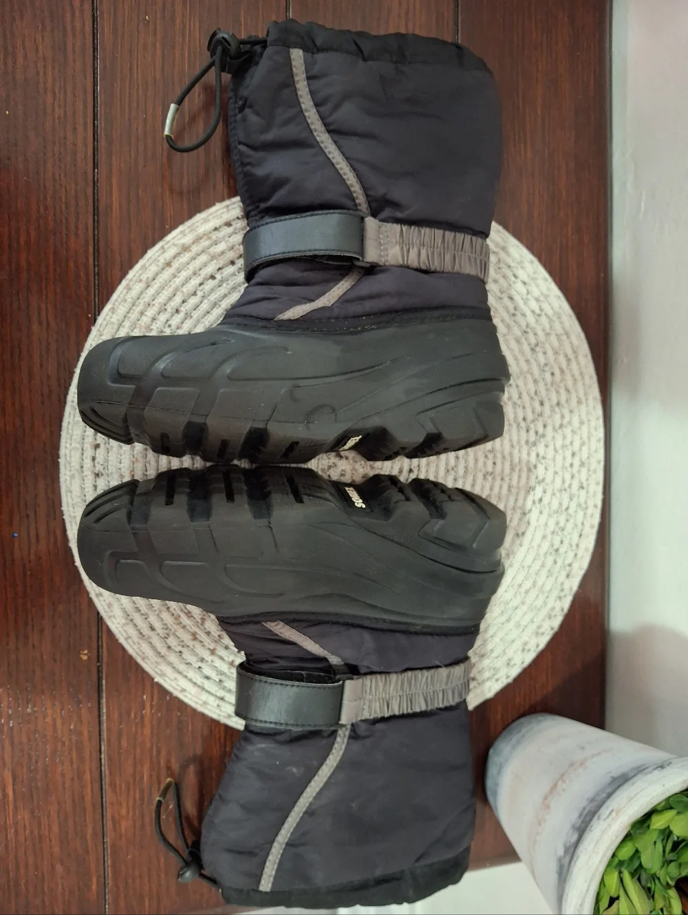 Sorel Black Insulated Snow Boots with Drawstring Top Size 4.
